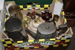 A SMALL TRAY OF VINTAGE METALWARE TO INCLUDE PIERCED DISHES, SILVER PLATED TEAPOT ETC.