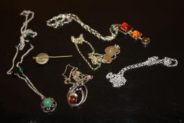 A BAG OF SILVER AND WHITE METAL JEWELLERY TO INCLUDE AN AMBER PENDANT STAMPED 925