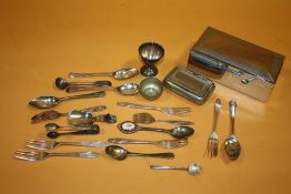 A BOX OF COLLECTABLE METALWARE ETC TO INCLUDE A CIGARETTE BOX