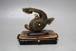 AN UNUSUAL CARVED 19TH CENTURY PUFFA STYLE FISH HELD ON A RECTANGULAR MOUNT, formerly a bag
