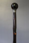 A HALLMARKED SILVER TIGER'S EYE TOPPED WALKING CANE - BIRMINGHAM 1911, L 91 cm