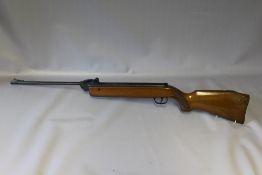 A DIANA G79 .22 AIR RIFLE WITH CASE, the barrel having adjustable sight, overall L 106 cmCondition