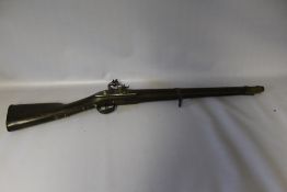 FRENCH CHARLEVILLE TYPE FLINTLOCK CAVALRY CARBINE, unsigned model, no visible serial number, L 95 cm