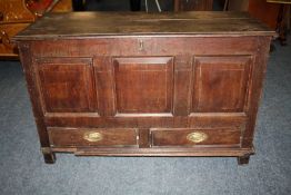 AN ANTIQUE OAK PANELLED MULE CHEST, the original hinged lid above a tripe panel front and two