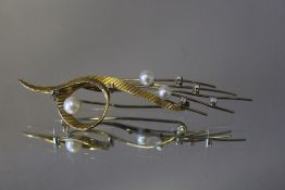 AN 18K PEARL AND DIAMOND BROOCH, W 7 cm