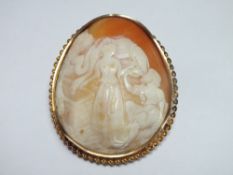 AN OVAL CARVED FREEFORM CAMEO DEPICTING A CONTINENTAL FIGURAL SCENE, set in an unmarked yellow metal