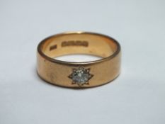 A HALLMARKED 18CT GOLD WEDDING BAND SET WITH SINGLE DIAMOND, ring size R 1/2, approx 7.7 g