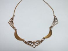 A 9CT GOLD HALF COLLARETTE STYLE NECKLACE, the alternating solid and reticulated panels individually