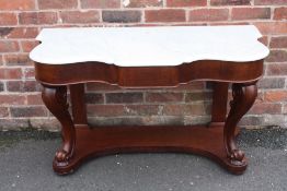 A VICTORIAN MAHOGANY MARBLE TOPPED WASHSTAND, minus back, with a shaped base, H 71 cm, W 122 cm