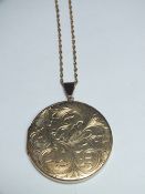 A HALLMARKED 9CT GOLD CIRCULAR PENDANT LOCKET, locket Dia. 4.8 cm, suspended on an associated