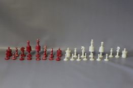 A TURNED CHESS SET, H 8.5 cm