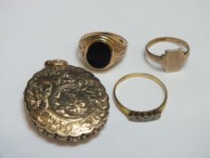 A COLLECTION OF GOLD AND YELLOW METAL CONSISTING OF A 9 CT GOLD SIGNET RING, an 18ct five stone diam