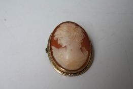 AN HALLMARKED 9CT GOLD OVAL CAMEO PORTRAIT BROOCH, H 3.6 cm