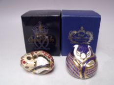 A ROYAL CROWN DERBY COUNTRY MOUSE PAPERWEIGHT, hexagonal 21 gold stopper, with box, W 7 cm, together