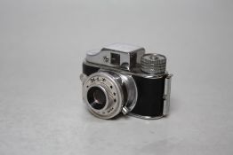 A VINTAGE MINIATURE JAPANESE 'HIT' CASED CAMERA