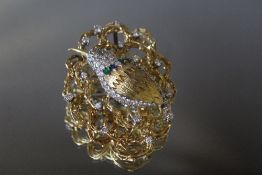 AN UNUSUAL GEM ENCRUSTED NOVELTY HUMMINGBIRD BROOCH, the head and profile of the bird is set with