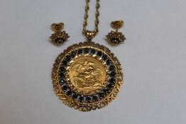 AN ELABORATELY MOUNTED FULL SOVEREIGN 1907 PENDANT WITH ACCOMPANYING EARRINGS, in a pierced mount