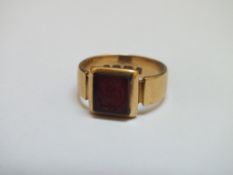 A HALLMARKED 18 CARAT GOLD SEAL RING, approx weight 4.6g, ring size L