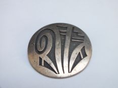 A MODERNIST STYLE CIRCULAR STERLING SILVER BROOCH, marks to reverse, Dia. 4 cm