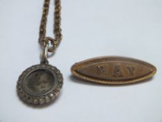 A 9CT GOLD MEMORIAL BAR BROOCH, W 4 cm, approx W 4 g, together with a memorial pendant on unmarked