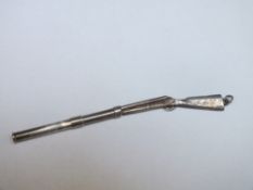 A NOVELTY HALLMARKED SILVER SHOTGUN SLIDING PICK BY L J MILLINGTON, W 10 cm