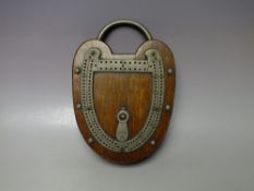 AN UNUSUAL CRIBBAGE BOARD IN THE FORM OF A PADLOCK, the key 'escutcheon' marked Rd. No. 679being a