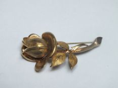 A HALLMARKED 9CT GOLD BROOCH IN THE FORM OF A SINGLE ROSE, L 5 cm, approx 7.0 g