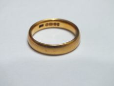 A HALLMARKED 22CT GOLD WEDDING BAND, ring size L 1/2, approx 6.3 g
