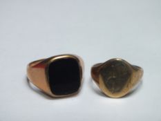 A HALLMARKED 9CT GOLD SIGNET RING SET WITH BLACK ONYX PANEL, ring size T, 7.2 g, together with