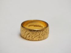 A HALLMARKED 22 CARAT GOLD WEDDING BAND, approx weight 8.9g, ring size K 1/2