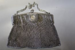 AN UNUSUAL MESH LADIES EVENING BAG WITH INTEGRAL WATCH, W 15.25 cm