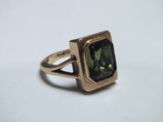 AN UNUSUAL 9CT RING, set with a green stone in a mid 20th century style, approx weight 3.8g, ring