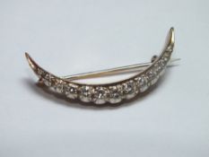 A HALLMARKED 9CT GOLD AND DIAMOND SET CRESCENT MOON SHAPED BROOCH, H 3.6 cm