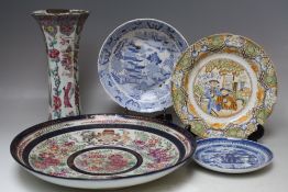 A LARGE 19TH CENTURY ORIENTAL CHARGER, decorated with a floral pattern, Dia. 31.5 cm, together