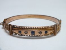 A HALLMARKED 9CT GOLD EDWARDIAN GEM SET HINGED BANGLE, approx weight 11.3 g