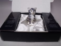 A ROYAL CROWN DERBY COLLECTORS GUILD SCRUFF PUPPY PAPERWEIGHT, gold stopper, with box, L 9 cm
