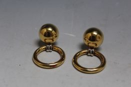 A PAIR OF YELLOW AND WHITE METAL RETRO STYLE CLIP ON EARRINGS MARKED .750, approx weight 11.8 g