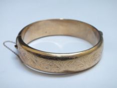 A HALLMARKED 9 CT GOLD BANGLE, approx weight 26.9g, Dia 6.5 cm