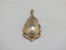 A HALLMARKED 18 CT GOLD CULTURED PEARL AND DIAMOND PENDANT, H 3.5 cm
