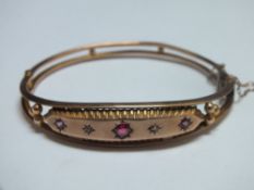 A HALLMARKED 9 CT GOLD GEM SET BANGLE, approx weight 7.1g, W 6 cm
