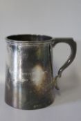 A HALLMARKED SILVER MUG - LONDON 1924, approx weight 126g, H 8.25 cm