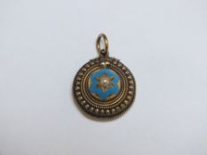 A YELLOW METAL AND ENAMEL MOURNING PENDANT, approx weight 7.2g, Dia 2 cm