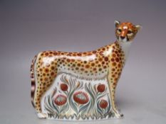 A ROYAL CROWN DERBY SIGNATURE EDITION CHEETAH PAPERWEIGHT, gold stopper, limited edition of 950,