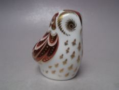 A ROYAL CROWN DERBY COLLECTORS GUILD OWLET PAPERWEIGHT, gold stopper, with box, H 6.8 cm