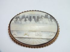 A OVAL CAMEO CARVED BROOCH DEPICTING THE LAST SUPPER IN 9CT GOLD OVAL FRAME, cameo W 6.5 cm,