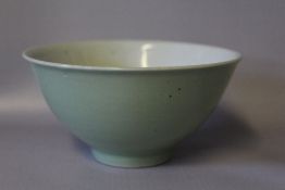 A CHINESE TYPE CELADON BOWL, Dia 13 cm