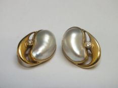 A PAIR OF 18 CT GOLD CLIP ON CULTURED PEARL AND DIAMOND EARRINGS, H 2.25 cm