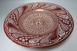 A LARGE 20TH CENTURY HISPANO MORESQUE RED / COPPER LUSTRE CHARGER, Dia. 40 cm
