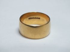 A HALLMARKED 18CT GOLD WEDDING BAND, ring size r 1/2, approx 9.1 g
