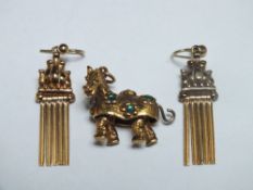 AN UNUSUAL HALLMARKED 9CT GOLD PANTOMIME HORSE ARTICULATED CHARM, approx 4.4 g, together with a pair